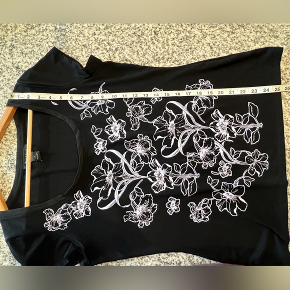 White House Black Market Black And White Floral Tee With Short Cap Sleeves Large - Picture 4 of 7